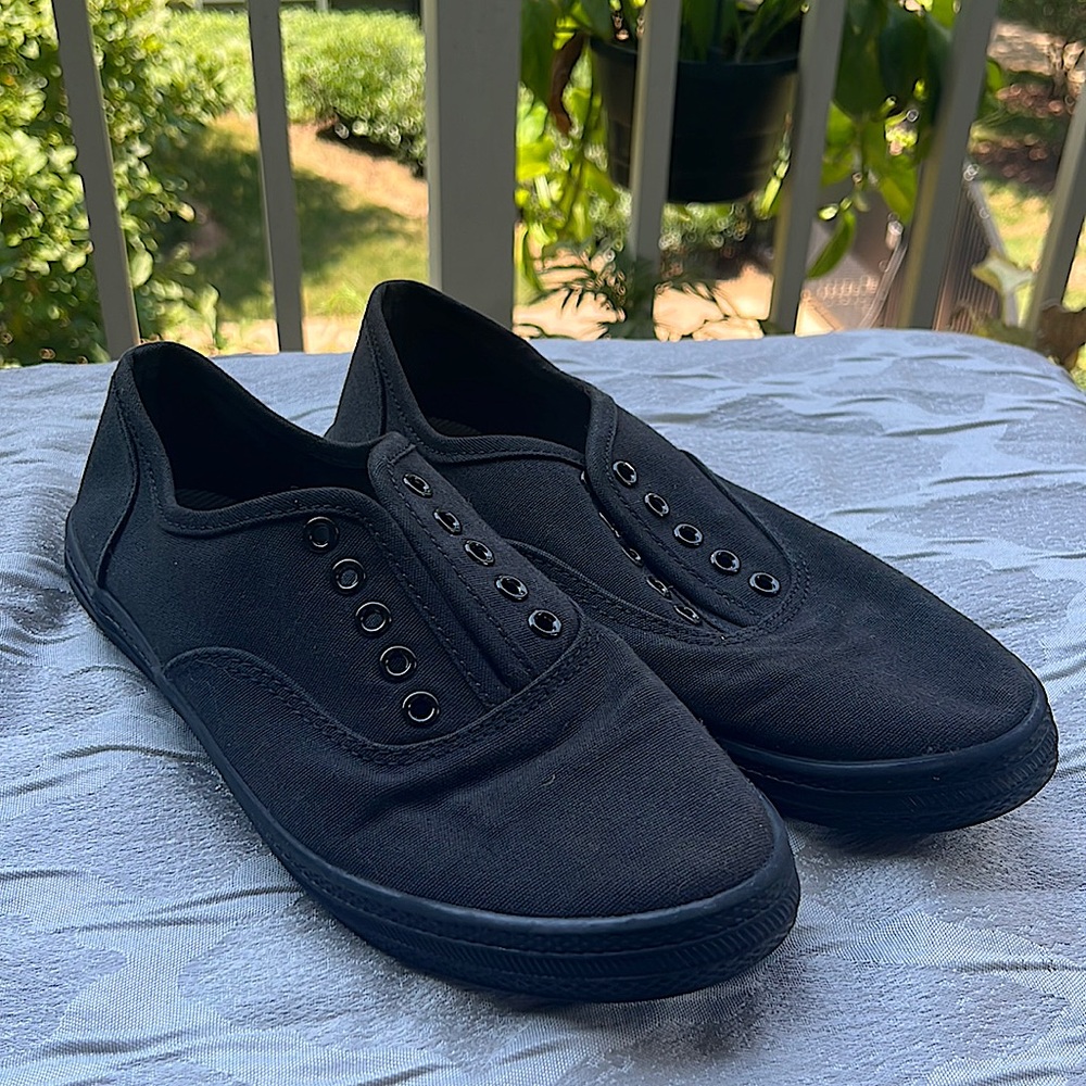 MOSSIMO SUPPLY Co. size 6 Black Skips